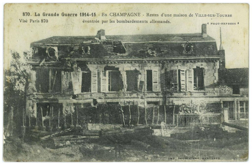 Une maison en ruines après le bombardement allemand. Une mention : " Éventrée par les bombardements allemands"