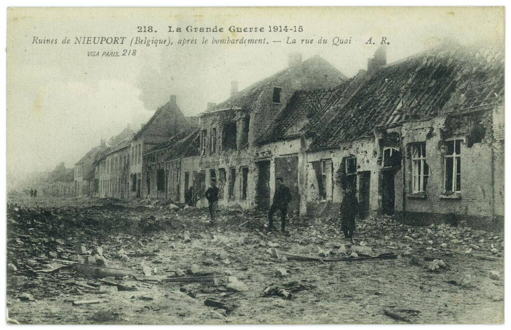 La vue du quai en ruines, Nieuport (Belgique), après le bombardement.