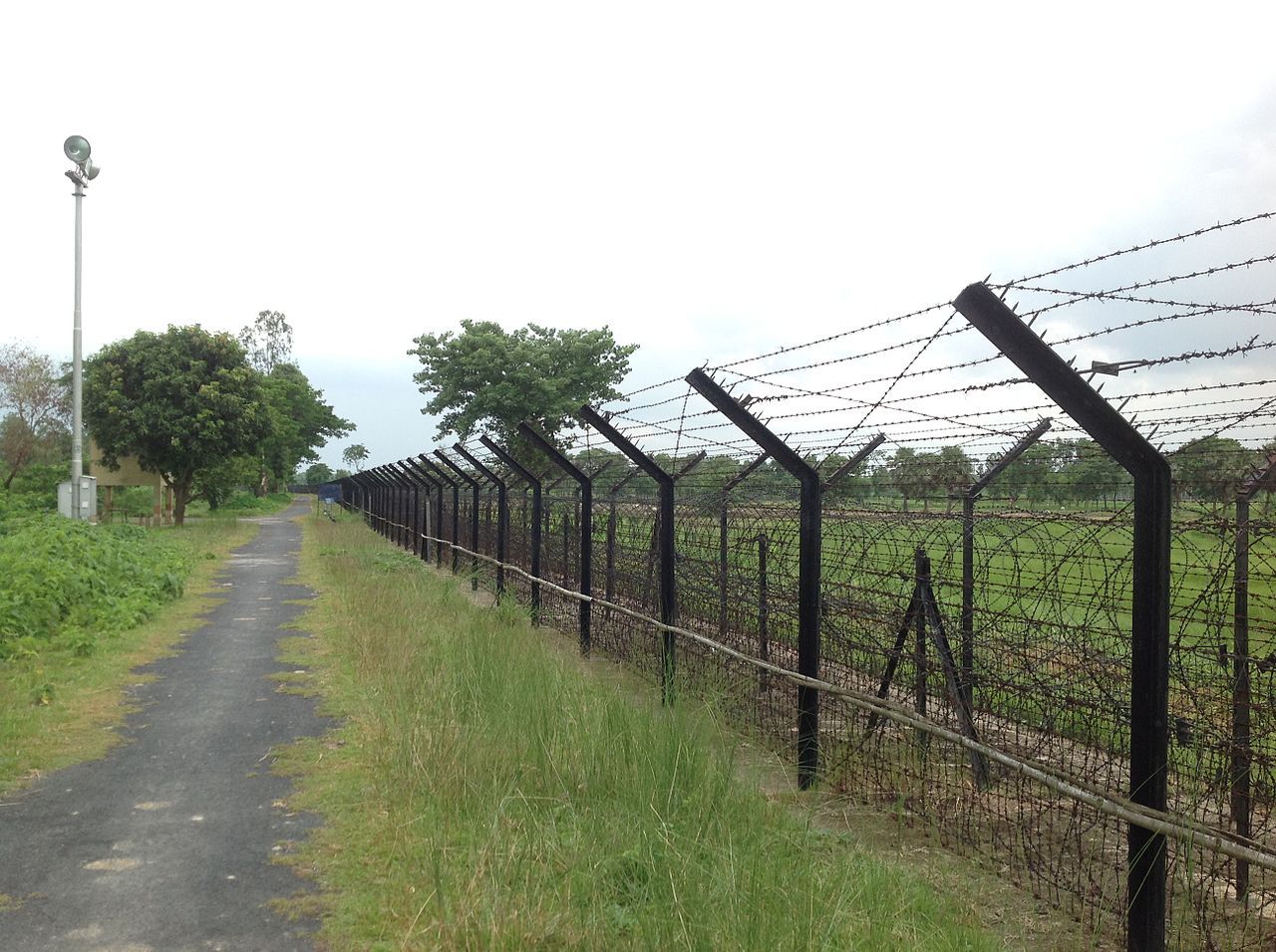 photo en couleur de la double clôture de barbelés