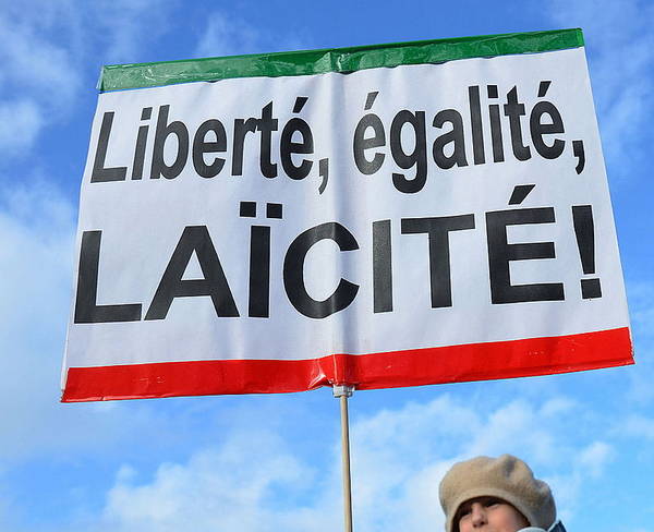 La République française est laïque. Photographie d'une pancarte militant pour l'application de la laïcité brandie lors d'une manifestation relative au mariage (Paris, 2013)