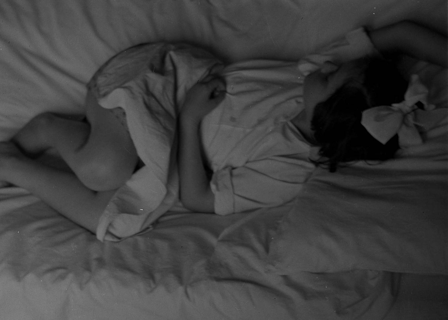 enfant dans un lit, photographie noir et blanc