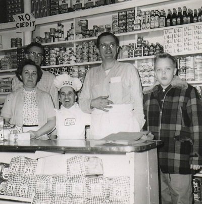 George Molchan incarnant le nain "Little Oscar"