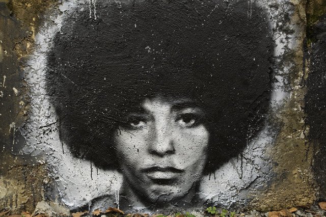 Portrait d'Angela Davis, graff sur un mur