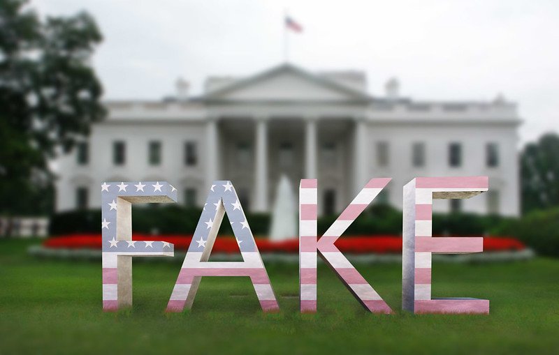 Le mot fake sur une vue de la Maison Blanche