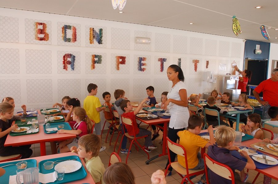 Des enfants déjeunent dans une salle de cantine à Mouans-sartoux