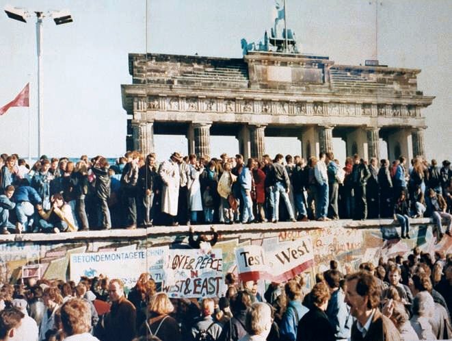 la foule dansant sur le Mur de Berlin