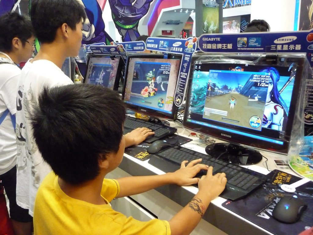 Des enfants devant des écrans de jeux vidéo