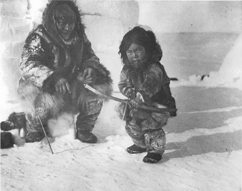 Un homme et un enfant Inuit.