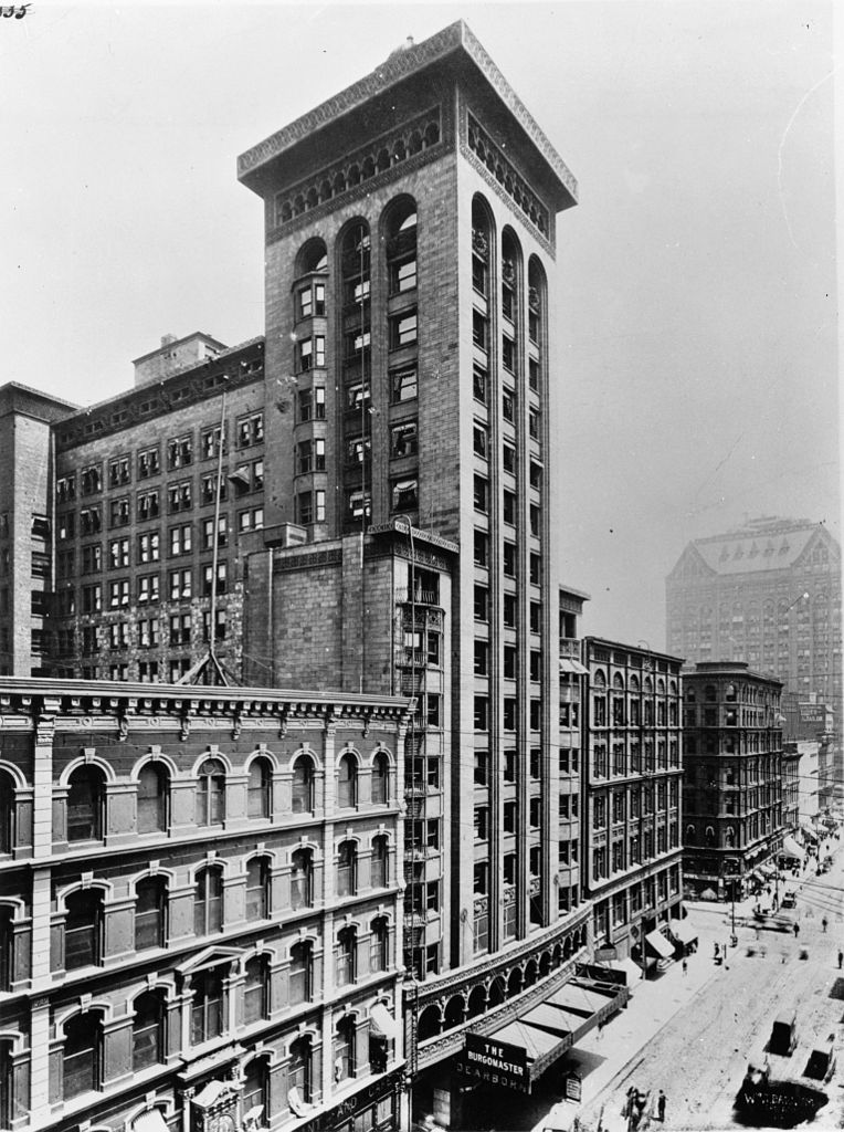 Photographie en noir et blanc du Garrick Theater de Chicago, avec deux ailes horizontales et une tour verticale à toit plat