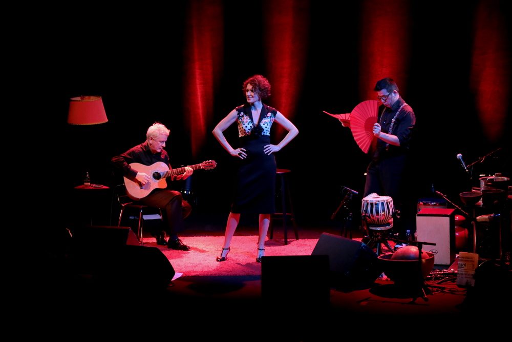 Laura Louiss et ses musiciens sur scène dans Sois belle et tais-toi.
