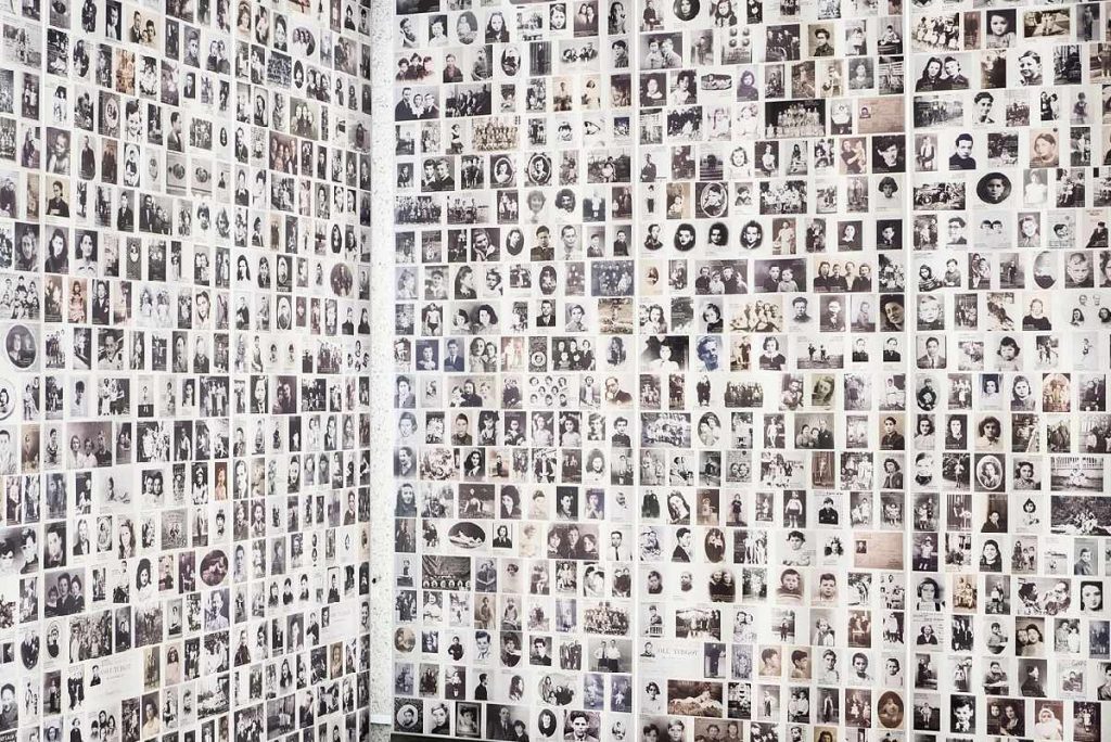 Mur sur lequel sont accrochées de nombreuses photographies d'enfants en noir et blanc