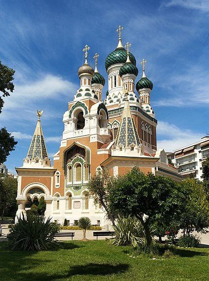 La cathédrale orthodoxe de Nice, un bâtiment aux tons orangés et aux coupoles vertes se détachant sur un ciel bleu