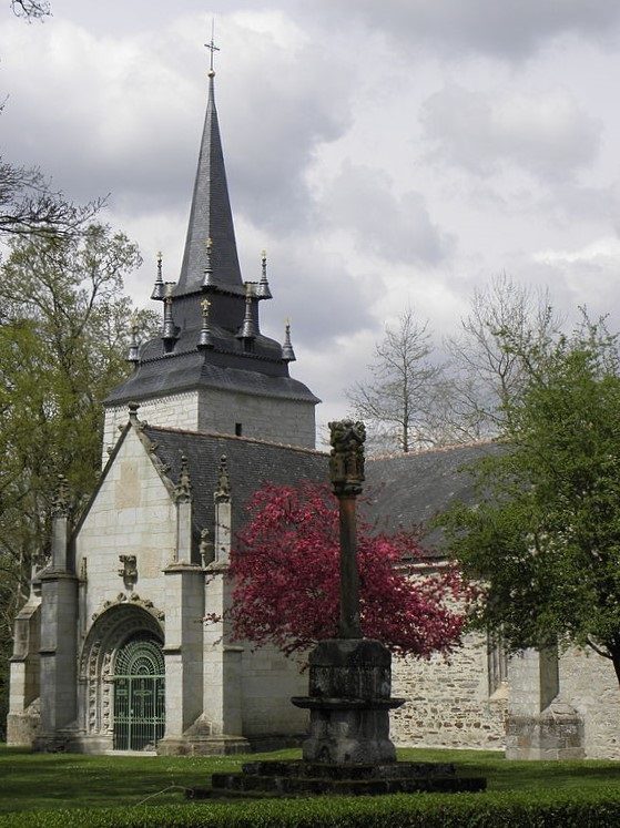 La chapelle Sainte-Noyale de Noyal-Pontivy, avec un clocher couvert d'ardoises