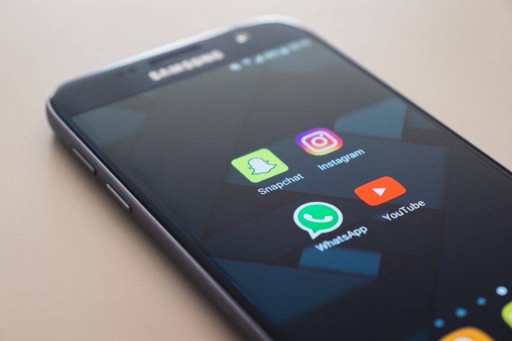 Un téléphone portable affiche les applications Snapchat, Instagram et Youtube
