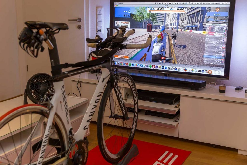 un vélo face à un écran de jeu vidéo pour pratiquer de jeu de cyclisme virtuel Zwift