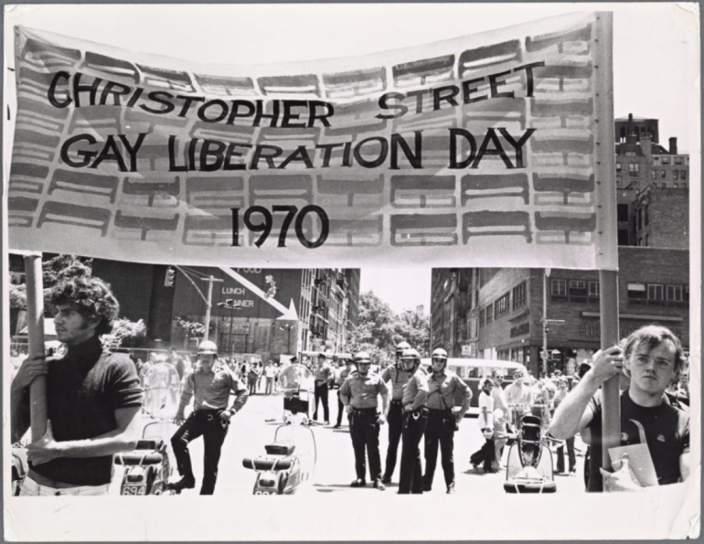 Christopher Street Liberation Day Parade, organisée le 28 juin 1970 pour commémorer les un an des émeutes du StoneWall Inn, photographie Diana Davies, CC BY-SA 2.0 via Flickr 