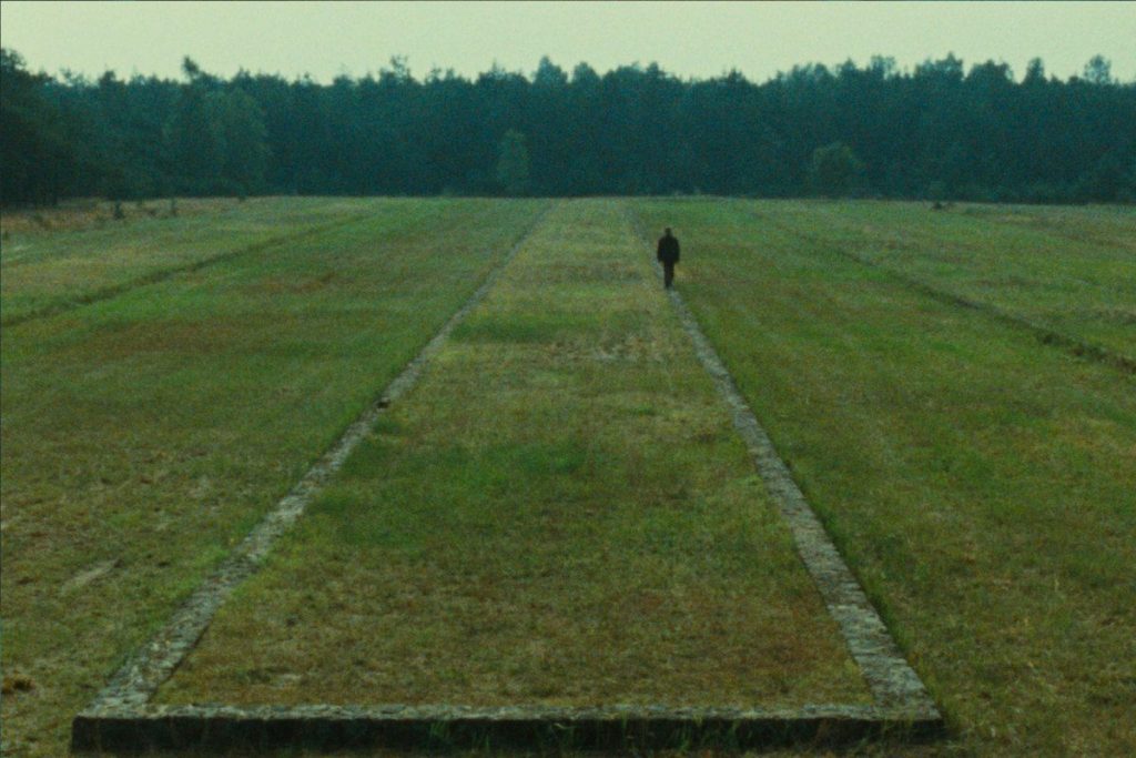 Image extraite du film un homme au loin sur les traces d'un bâtiment disparu
