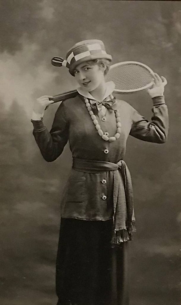Marguerite Broquedis, championne de tennis au Jeux olympiques de 1912 tenant sa raquette derrière la tête
