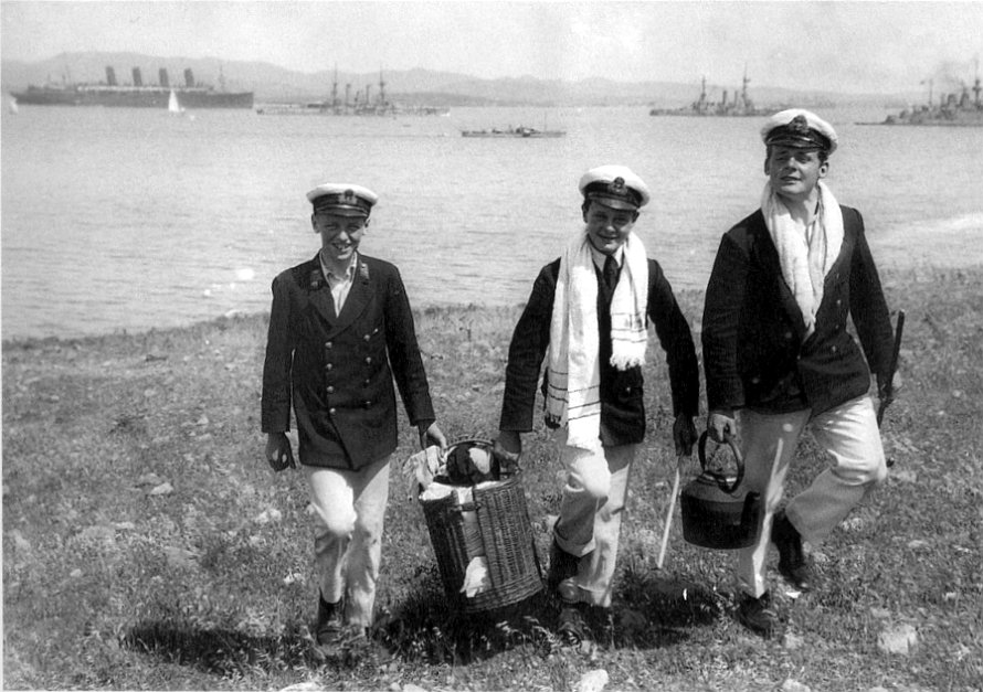 trois élèves officiers anglais vêtus de leurs vestes de marin