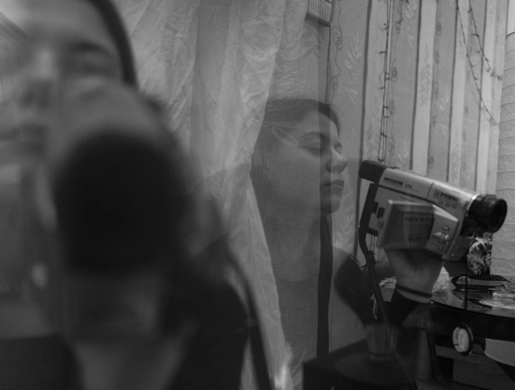 Superposition de deux photographies d'une femme tenant une caméra
