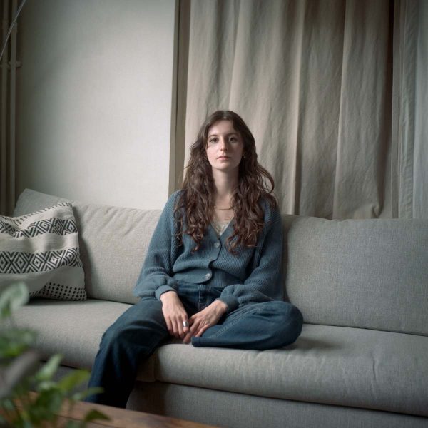 Photo couleur d'une femme assise sur un canapé