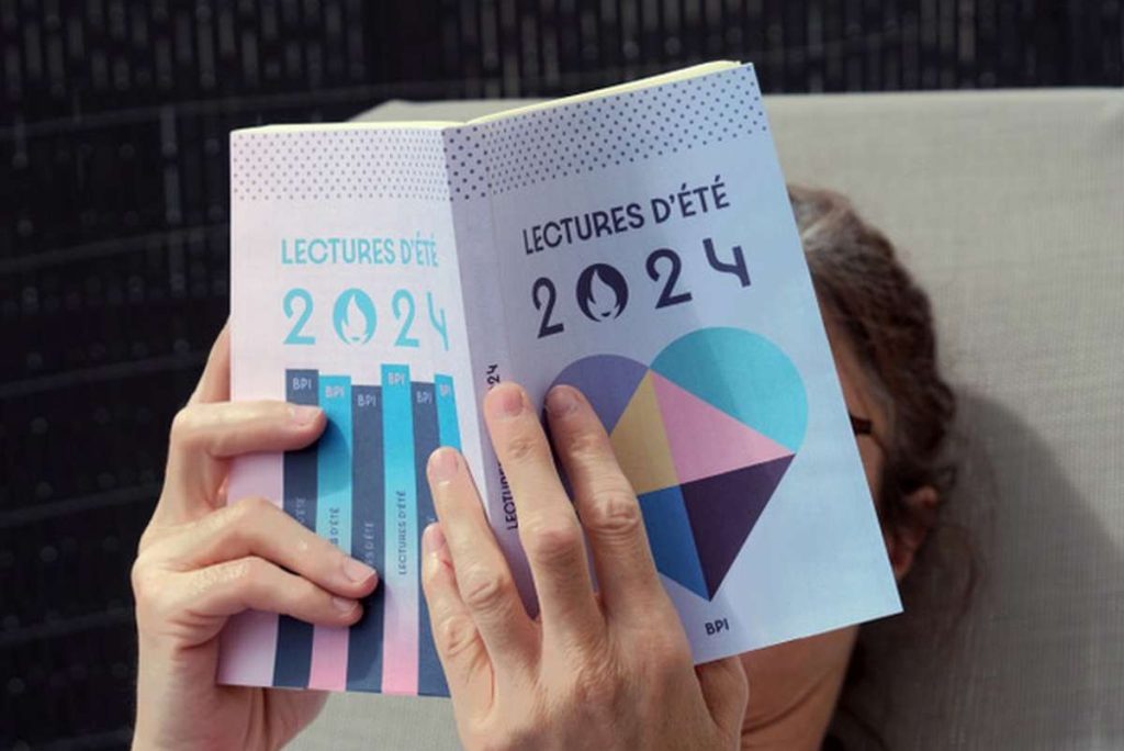 Les mains d'une lectrice tiennent un livre intitulé Lectures d'été 2024.