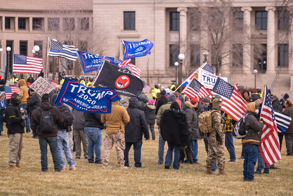 Rassemblement de militants pro-Trump. Les personnes portent des drapeaux et sont postées devant le Capitole de l'État du Minnesota, le 12 décembre 2020