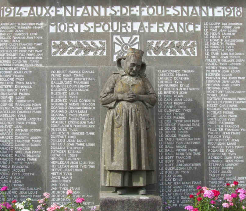 Statue de bretonne, les mains sur le  ventre, la tête penchée. Derrière, le titre Enfant de Fouesnant - 1918 et la liste des noms de morts pour la France.