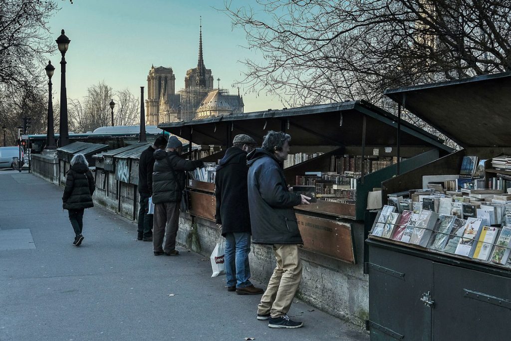 Bouquinistes du quai de la Tournelle avec en arrière-plan Notre-Dame-de-Paris