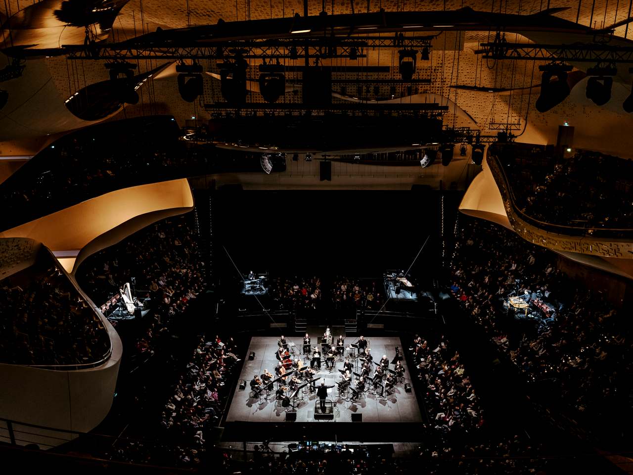 Photo couleur, prise à la Philharmonie de Paris le 6 janvier 2025 lors de la représentation de Répons de Pierre Boulez. Vue plongeante sur la salle de concert.