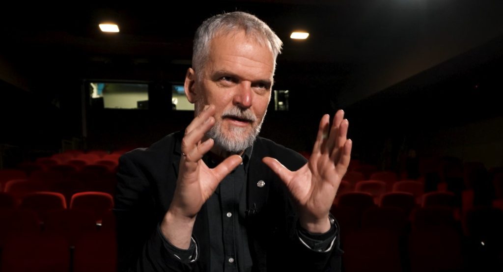 Portrait d'Audrius Stonys dans une salle de cinéma