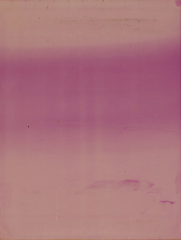 Silver 258, de Wolfgang Tillmans, réalisée en 2017, présente une surface abstraite marquée par un subtil dégradé de couleurs, allant d’un beige doux en haut de l’image à un violet rosé plus intense vers le bas. De fines textures, stries et taches diffuses parsèment la composition, témoignant d’un processus chimique contrôlé, propre aux expérimentations de l’artiste avec le support photographique argentique. L’œuvre évoque une atmosphère à la fois onirique et méditative, où l’absence de formes reconnaissables invite à la contemplation pure de la matière et de la lumière. Des irrégularités — traces, micro-rayures, variations d’intensité — apportent une sensation d’aléatoire maîtrisé, renforçant la dimension sensible et tangible du travail. Cette pièce s’inscrit pleinement dans la série « Silver », où Tillmans explore les potentialités plastiques de la photographie au-delà de la représentation figurative.