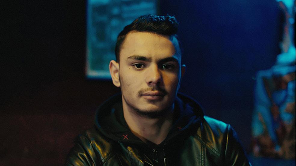 Un jeune travailleur du sexe du film Blue Boy, face caméra