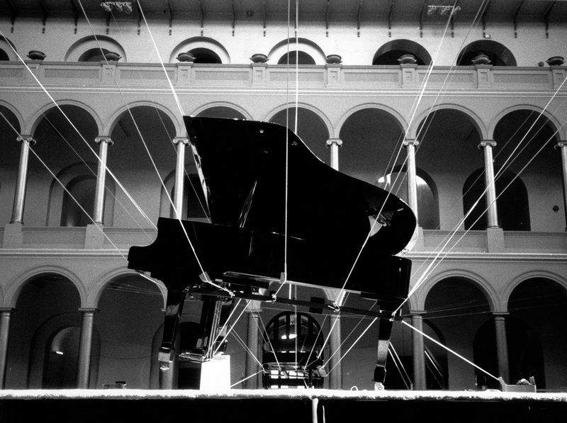 Pianos suspendus par des fils. Œuvre de Paul Panhuysen