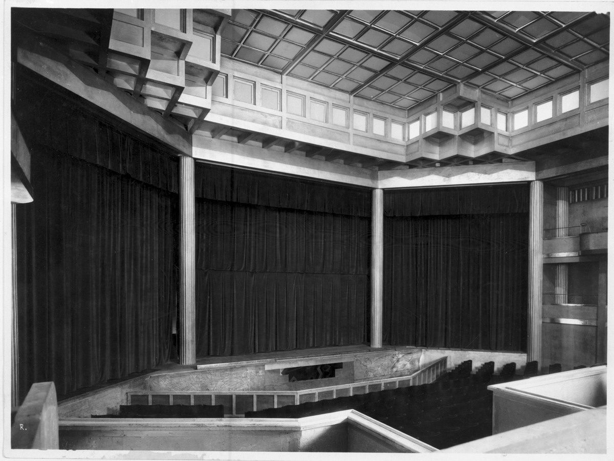 Téâtre en bois d'Auguste Perret. Photo en noir et blanc, intérieur, vue de la scène