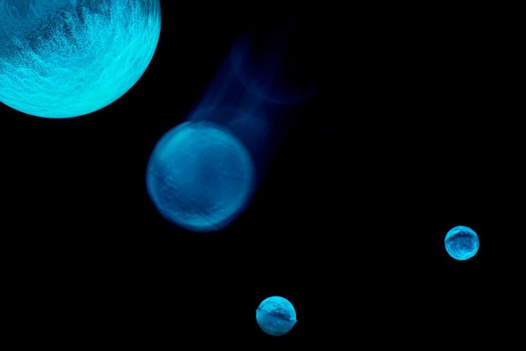 Sphères bioluminescentes, bleutée sur fond nocturne. Elles ressemblent à des planètes