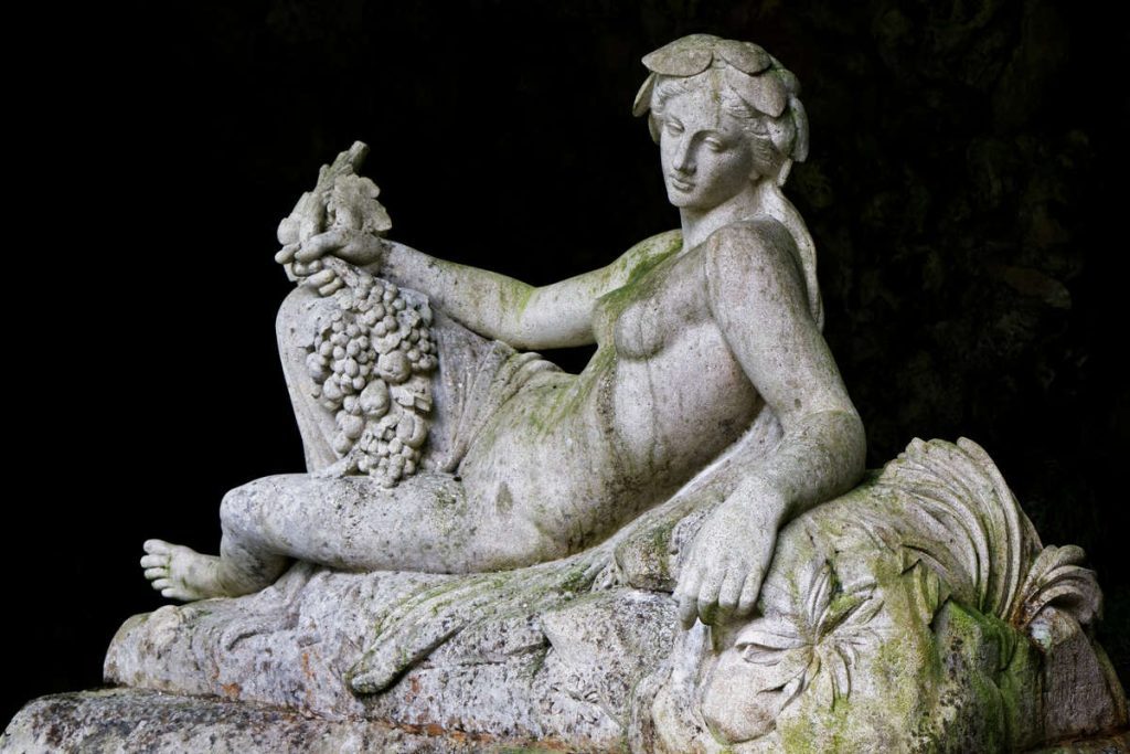 La Seine, incarnée en déesse. Statue de style antique, femme nue sur un rocher, uen grappe de raisin en main.