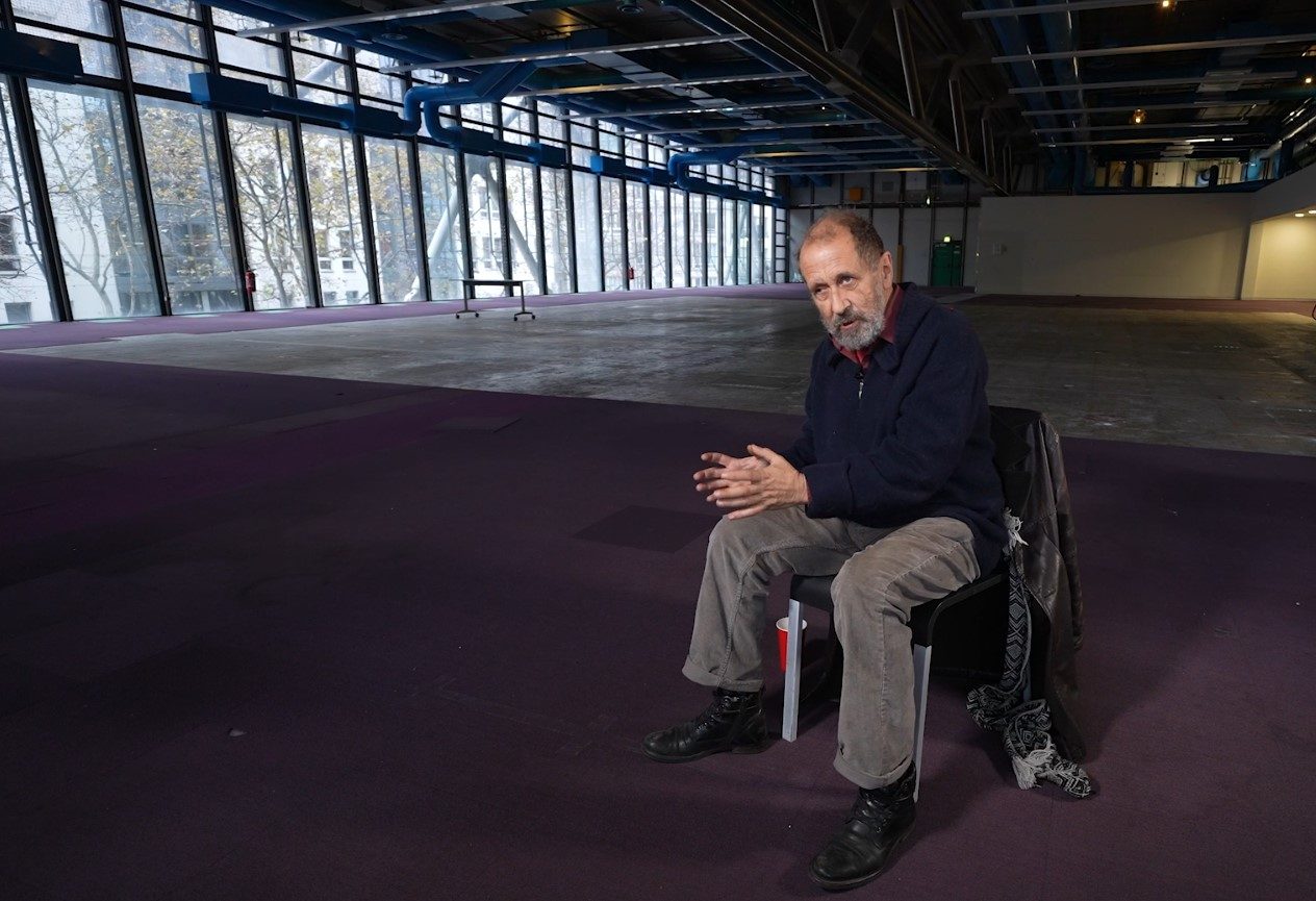 Le réalisateur Giovanni Cioni, au Centre Pompidou, parle avec les mains