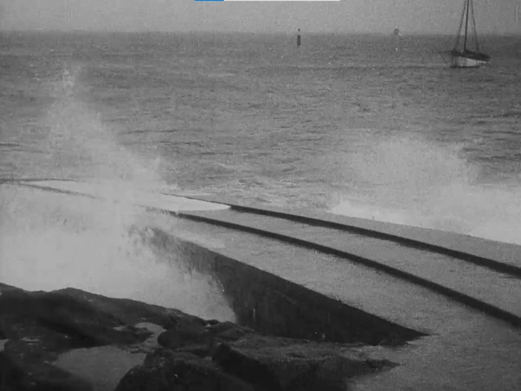 Vagues qui frappent une île