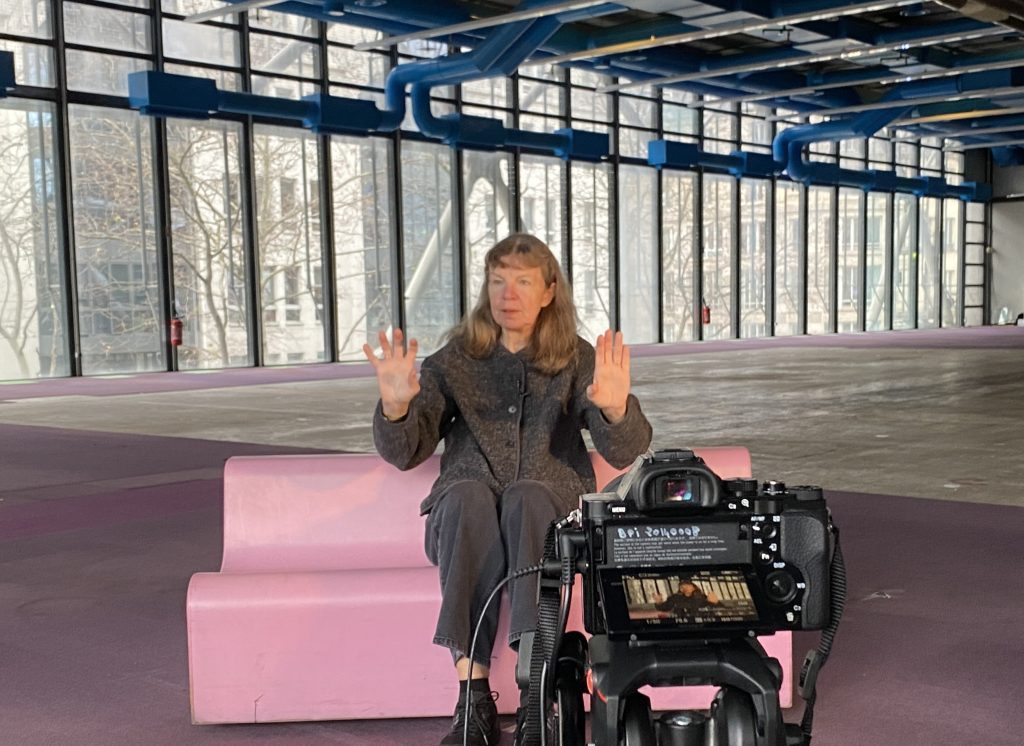 La réalisatrice Laïla Pakalnina au Centre Pompidou, face caméra