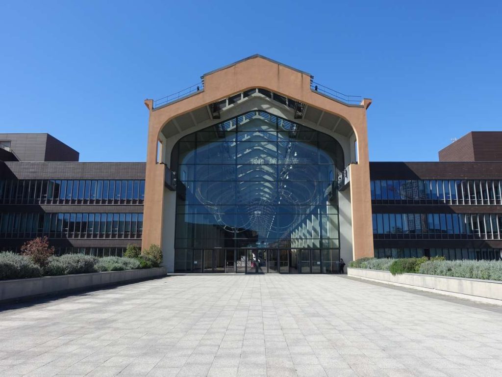 Façade la cité du cinéma