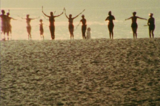 Des touristes font de la gymnastique sur la plage