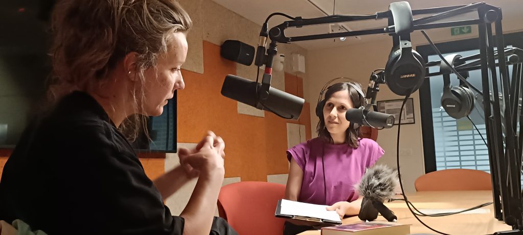 Fanny Taillandier et Lauren Malka dans le studio du Lumière, à l'occasion de l'enregistrement de l'épisode du podcast Par Effractions. Elles se font face, et l'on voit les micros.