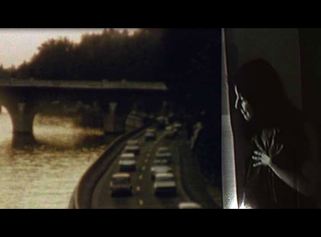 Chantal Akerman regarde par sa fenêtre les voitures qui circulent dans Paris, au bord de la Seine
