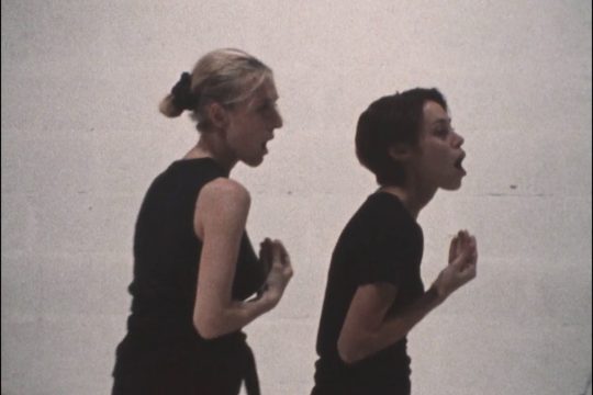 Deux danseuses font des mouvements en ouvrant la bouche