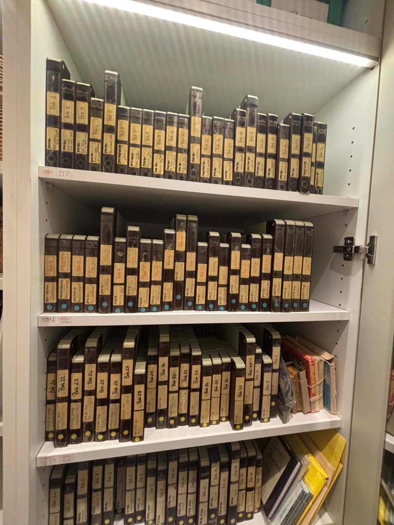 Cahier de notes et les bobines Super 8mm archivés dans l’atelier d’Ostrovsky à Paris