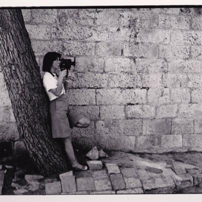 Vivian Ostrovsky et sa caméra Super 8mm dans les années 1980 © JetLag - On the Fly