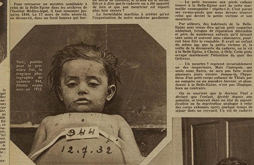 Photographie du cadavre d’une fillette.