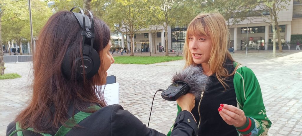 Lucie Rico et Lauren Malka, dehors, devant la Bpi, pendant l'enregistrement du podcast.