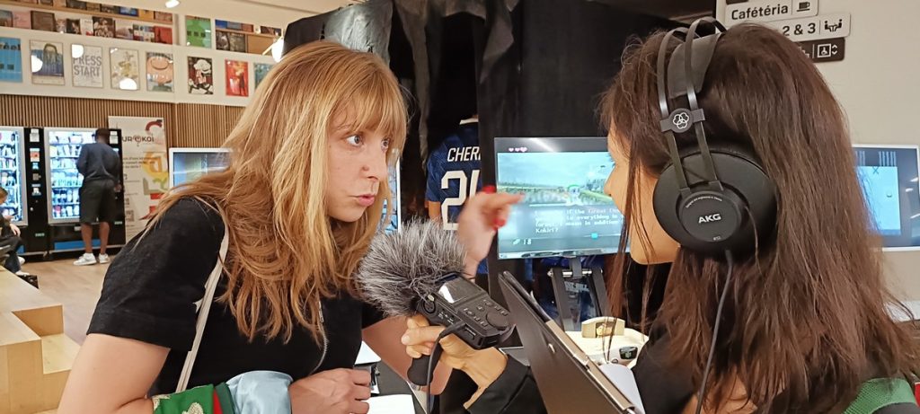 Luci Rico et Lauren Malka à l'intérieur de la Bpi, pendant l'enregistrement du podcast.